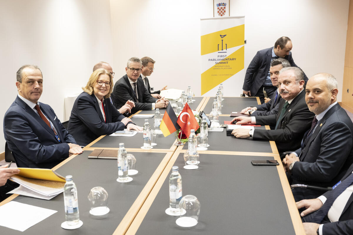 Bärbel Bas (2vl), SPD, MdB, Präsidentin des Deutschen Bundestages, während einem bilaterales Gespräch mit Prof. Dr. Mustafa Șentop (2vr), Präsident der Großen Nationalversammlung von Türkiye, im Anschluss an die 1. Parlamentarischen Konferenz zur Internationalen Krimplattform, Chrystal Ballroom, Hotel Westin, Zagreb, Republik Kroatien. Bas, Bärbel; Șentop, Mustafa Bärbel Bas (2vl), SPD, MdB, Präsidentin des Deutschen Bundestages, während einem bilaterales Gespräch mit Prof. Dr. Mustafa Șentop (2vr), Präsident der Großen Nationalversammlung von Türkiye, im Anschluss an die 1. Parlamentarischen Konferenz zur Internationalen Krimplattform, Chrystal Ballroom, Hotel Westin, Zagreb, Republik Kroatien.