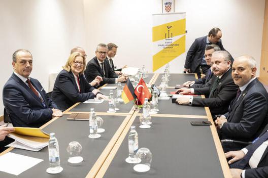 Bas, Bärbel; Șentop, Mustafa 