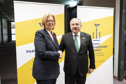 Bas, Bärbel; Șentop, Mustafa 