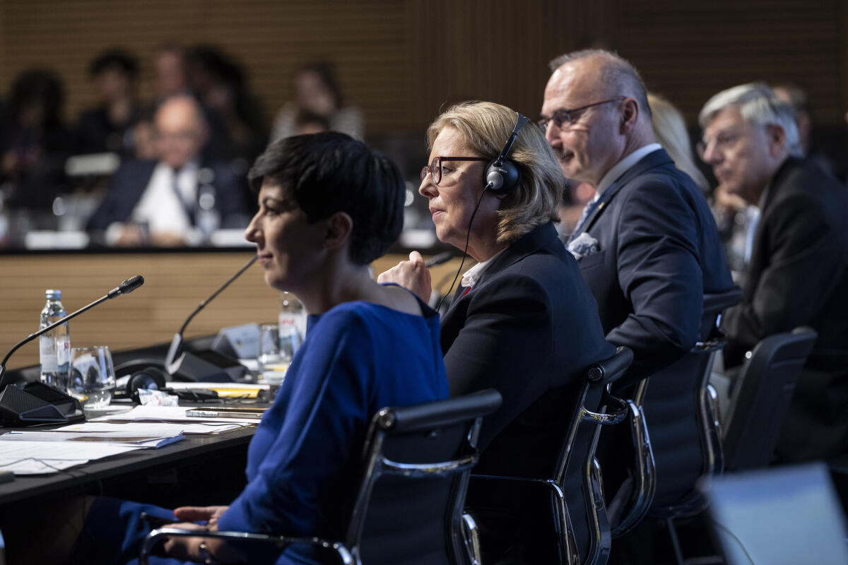 Bärbel Bas (2vl), SPD, MdB, Präsidentin des Deutschen Bundestages, während der 1. Parlamentarischen Konferenz zur Internationalen Krimplattform, Chrystal Ballroom, National- und Universitätsbibliothek Zagreb, Zagreb, Republik Kroatien. Bas, Bärbel Bärbel Bas (2vl), SPD, MdB, Präsidentin des Deutschen Bundestages, während der 1. Parlamentarischen Konferenz zur Internationalen Krimplattform, Chrystal Ballroom, National- und Universitätsbibliothek Zagreb, Zagreb, Republik Kroatien.