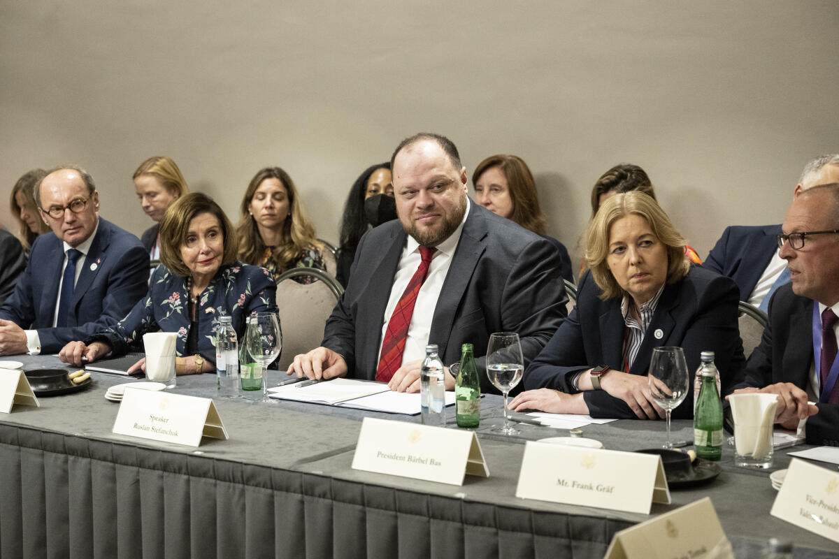 Gespräch der Parlamentspräsidenten der G 7-Staaten und des Präsidenten der Werchowna Rada der Ukraine mit ukrainischen Menschenrechtsaktivisten, im Rahmen der 1. Parlamentarischen Konferenz zur Internationalen Krimplattform, Hotel Westin, Zagreb, Republik Kroatien.; Hier (vlnr): Othmar Karas, Vizepräsident des Eurpäischen Parlaments; Nancy Pelosi, Präsidentin des Repräsentantenhauses der Vereinigten Staaten von Amerika; Ruslan Stefantschuk, Präsident der Werchowna Rada der Ukraine; und Bärbel Bas, SPD, MdB, Präsidentin des Deutschen Bundestages. Bas, Bärbel; Stefantschuk, Ruslan; Karas, Othmar; Pelosi, Nancy Gespräch der Parlamentspräsidenten der G 7-Staaten und des Präsidenten der Werchowna Rada der Ukraine mit ukrainischen Menschenrechtsaktivisten, im Rahmen der 1. Parlamentarischen Konferenz zur Internationalen Krimplattform, Hotel Westin, Zagreb, Republik Kroatien.; Hier (vlnr): Othmar Karas, Vizepräsident des Eurpäischen Parlaments; Nancy Pelosi, Präsidentin des Repräsentantenhauses der Vereinigten Staaten von Amerika; Ruslan Stefantschuk, Präsident der Werchowna Rada der Ukraine; und Bärbel Bas, SPD, MdB, Präsidentin des Deutschen Bundestages.