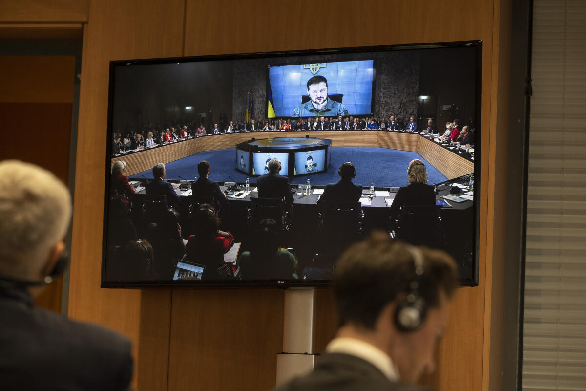 Übertragung der Videobotschaft von Herr Wolodymyr Selenskyj, Präsident der Ukraine, in den Arbeitsraum der Delegationen, während der 1. Parlamentarischen Konferenz zur Internationalen Krimplattform, Chrystal Ballroom, National- und Universitätsbibliothek Zagreb, Zagreb, Republik Kroatien. Bas, Bärbel Übertragung der Videobotschaft von Herr Wolodymyr Selenskyj, Präsident der Ukraine, in den Arbeitsraum der Delegationen, während der 1. Parlamentarischen Konferenz zur Internationalen Krimplattform, Chrystal Ballroom, National- und Universitätsbibliothek Zagreb, Zagreb, Republik Kroatien.