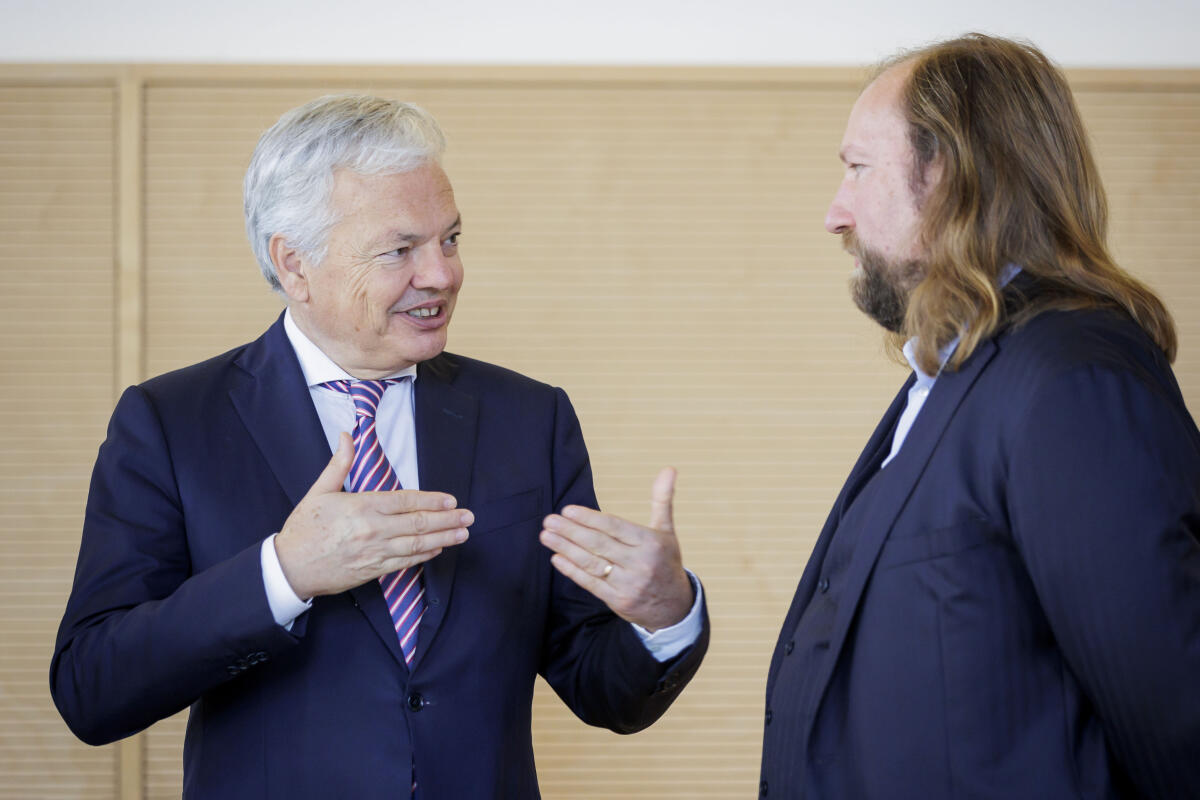 Gespräch des Ausschusses für die Angelegenheiten der Europäischen Union und des Rechtsausschusses unter Leitung des Vorsitzenden Dr. Anton Hofreiter (r), Bündnis 90/Die Grünen, MdB, mit dem EU-Kommissar für Justiz, Didier Reynders (l). Hofreiter, Anton Gespräch des Ausschusses für die Angelegenheiten der Europäischen Union und des Rechtsausschusses unter Leitung des Vorsitzenden Dr. Anton Hofreiter (r), Bündnis 90/Die Grünen, MdB, mit dem EU-Kommissar für Justiz, Didier Reynders (l).