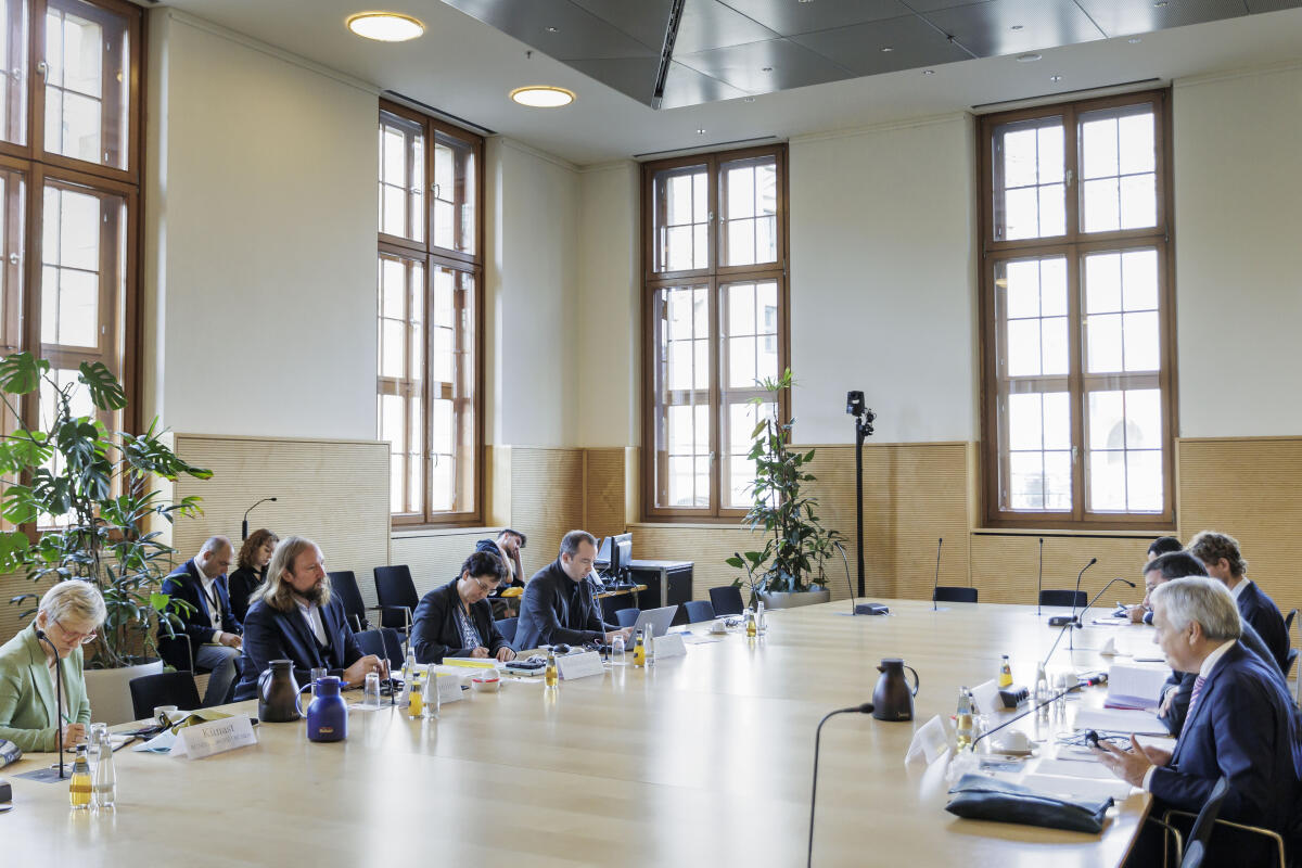  Gespräch des Ausschusses für die Angelegenheiten der Europäischen Union und des Rechtsausschusses mit dem EU-Kommissar für Justiz, Didier Reynders. Blick in den Saal.