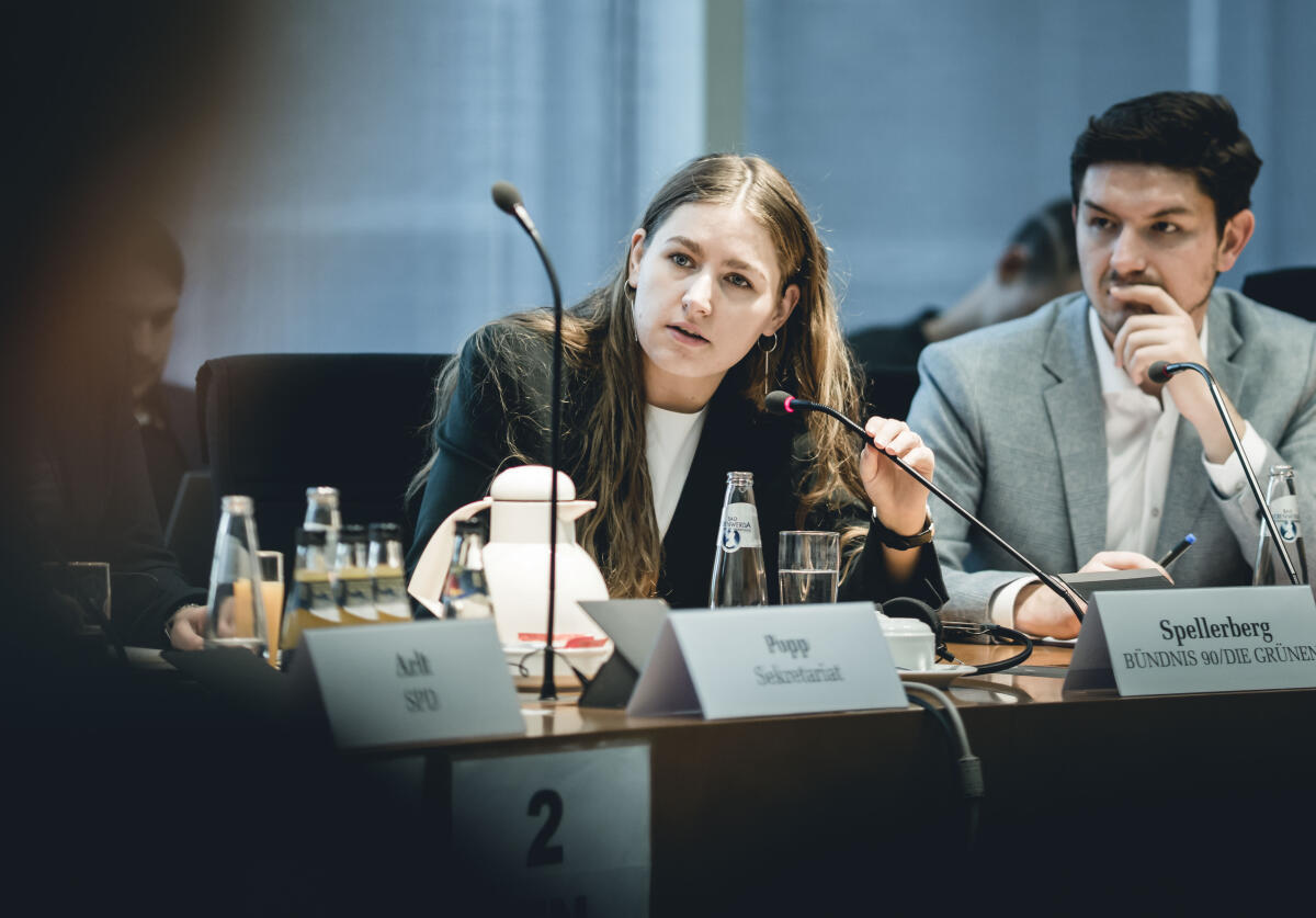 Gespräch von Mitgliedern des Verteidigungsausschusses mit einer Delegation des norwegischen Ausschusses für Außen- und Verteidigungsangelegenheiten.; Hier: Merle Spellerberg (l), BÜNDNIS 90/DIE GRÜNEN, MdB, und Nils Gründer (r), FDP, MdB.; ; Spellerberg, Merle; Gründer, Nils Gespräch von Mitgliedern des Verteidigungsausschusses mit einer Delegation des norwegischen Ausschusses für Außen- und Verteidigungsangelegenheiten.; Hier: Merle Spellerberg (l), BÜNDNIS 90/DIE GRÜNEN, MdB, und Nils Gründer (r), FDP, MdB.; ;