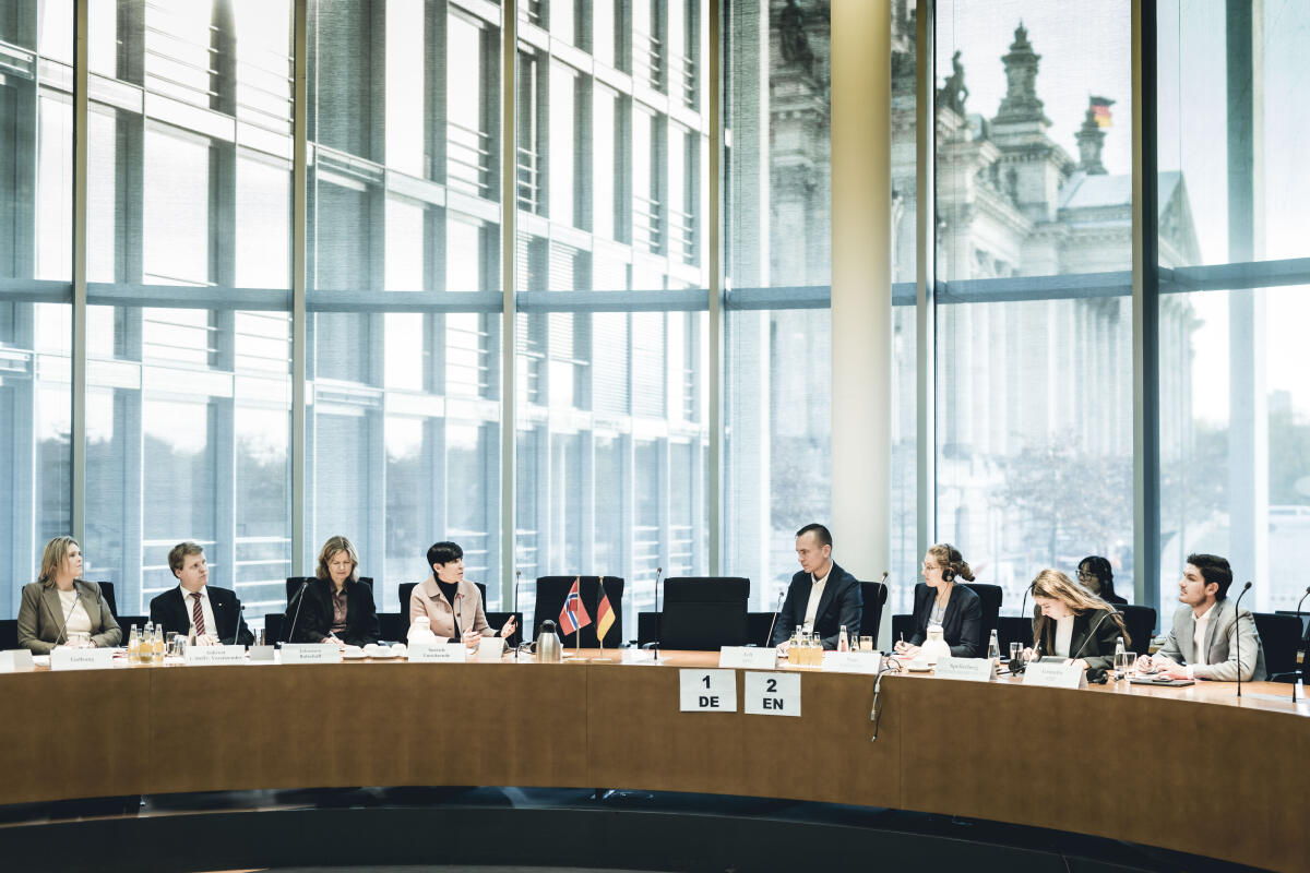 Gespräch von Mitgliedern des Verteidigungsausschusses mit einer Delegation des norwegischen Ausschusses für Außen- und Verteidigungsangelegenheiten.; Hier: Blick in den Saal.; Gespräch von Mitgliedern des Verteidigungsausschusses mit einer Delegation des norwegischen Ausschusses für Außen- und Verteidigungsangelegenheiten.; Hier: Blick in den Saal.;