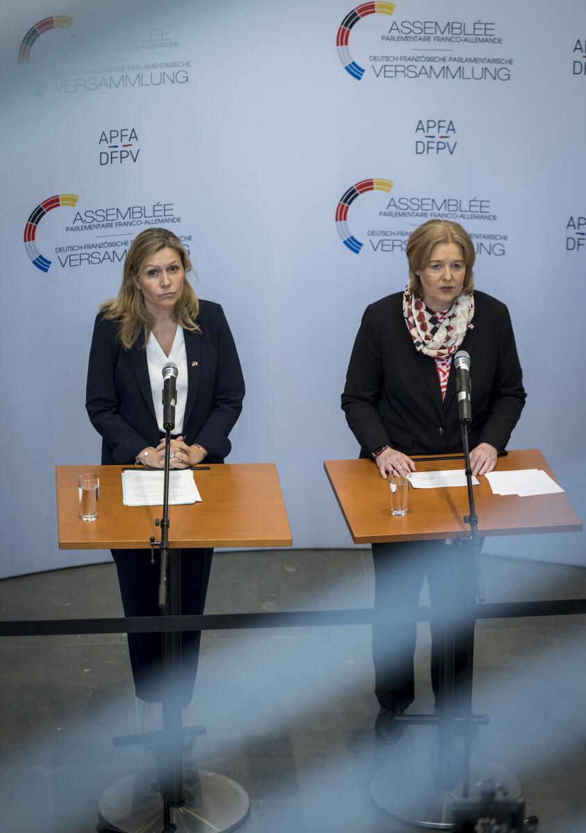 8. Sitzung der Deutsch-Französischen Parlamentarischen Versammlung (DFPV). Hier Bundestagspräsidentin Bärbel Bas (r), SPD, MdB, und die Präsidentin der französischen Assemblée nationale, Yaёl Braun-Pivet (l), bei der Pressekonferenz. Bas, Bärbel 8. Sitzung der Deutsch-Französischen Parlamentarischen Versammlung (DFPV). Hier Bundestagspräsidentin Bärbel Bas (r), SPD, MdB, und die Präsidentin der französischen Assemblée nationale, Yaёl Braun-Pivet (l), bei der Pressekonferenz.