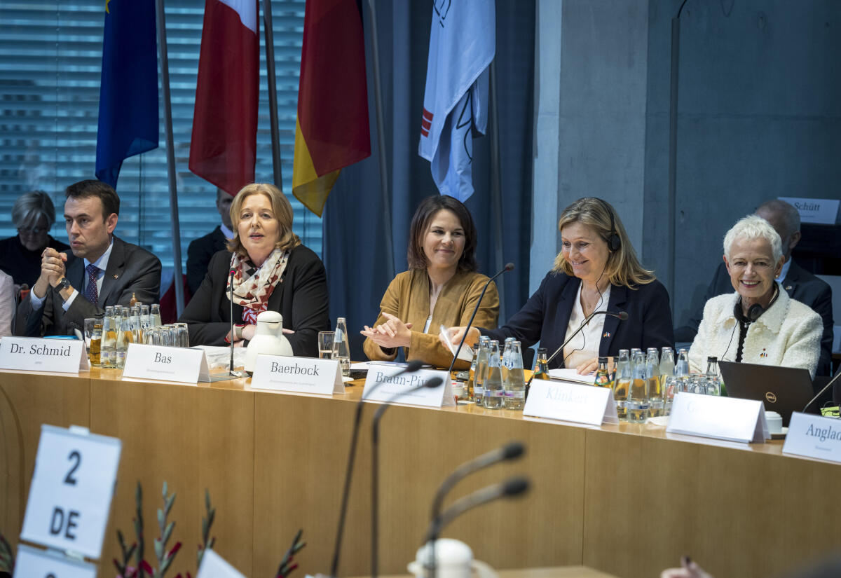 Bas, Bärbel; Baerbock, Annalena; Schmid, Nils 8. Sitzung der Deutsch-Französischen Parlamentarischen Versammlung (DFPV). Hier (vlnr) Dr. Nils Schmid, SPD, MdB, Bundestagspräsidentin Bärbel Bas, SPD, MdB, Bundesministerin des Auswärtigen Annalena Baerbock, Bündnis 90/Die Grünen, MdB, die Präsidentin der französischen Assemblée nationale, Yaёl Braun-Pivet, und Brigitte Klinkert.