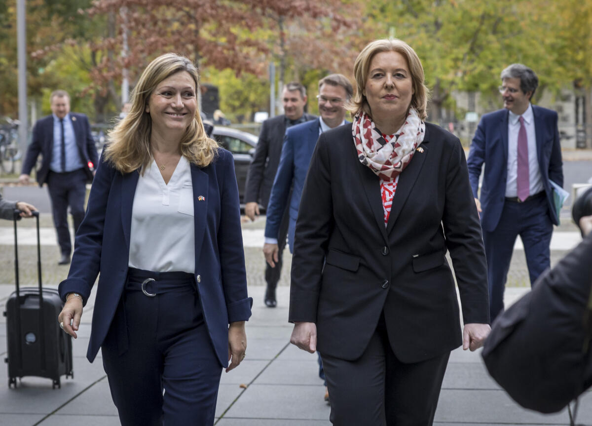 8. Sitzung der Deutsch-Französischen Parlamentarischen Versammlung (DFPV). Bundestagspräsidentin Bärbel Bas (r), SPD, MdB, und die Präsidentin der französischen Assemblée nationale, Yaёl Braun-Pivet (l), bei der Begrüßung. Bas, Bärbel 8. Sitzung der Deutsch-Französischen Parlamentarischen Versammlung (DFPV). Bundestagspräsidentin Bärbel Bas (r), SPD, MdB, und die Präsidentin der französischen Assemblée nationale, Yaёl Braun-Pivet (l), bei der Begrüßung.