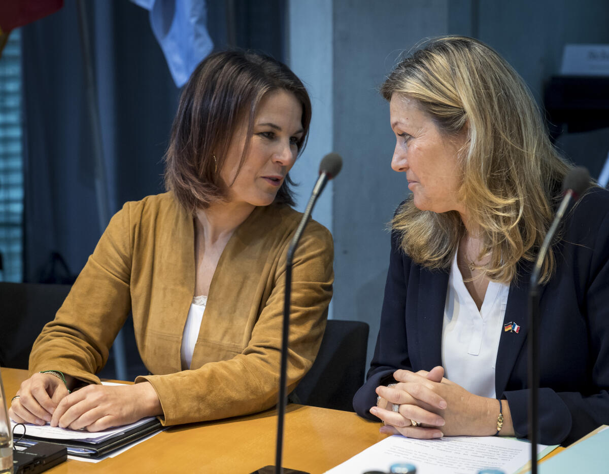 Baerbock, Annalena 8. Sitzung der Deutsch-Französischen Parlamentarischen Versammlung (DFPV). Hier (vlnr) Bundesministerin des Auswärtigen Annalena Baerbock, Bündnis 90/Die Grünen, MdB, und die Präsidentin der französischen Assemblée nationale, Yaёl Braun-Pivet.