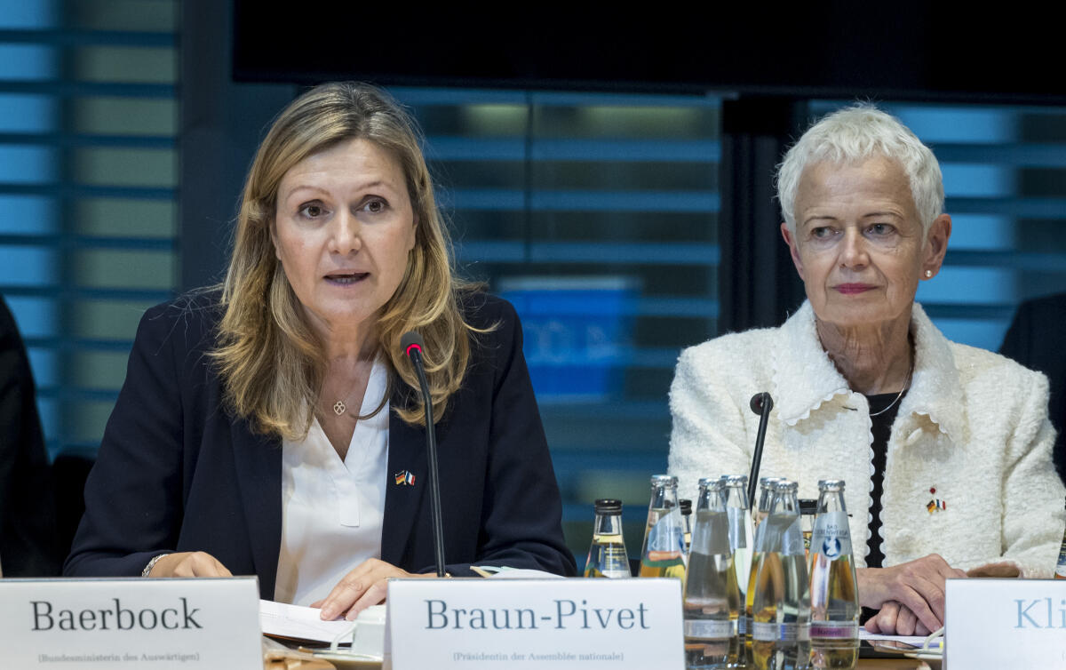  8. Sitzung der Deutsch-Französischen Parlamentarischen Versammlung (DFPV). Hier (vlnr) die Präsidentin der französischen Assemblée nationale, Yaёl Braun-Pivet, und die Abgeordnete der französischen Assemblée nationale, Brigitte Klinkert.