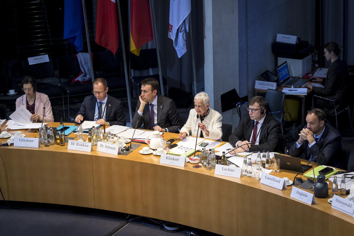 Schmid, Nils 8. Sitzung der Deutsch-Französischen Parlamentarischen Versammlung (DFPV). Hier die Vorsitzenden der DFPV, Dr. Nils Schmid (3vl), SPD, MdB, und die Abgeordnete der französischen Assemblée nationale Brigitte Klinkert (4vl), bei der Sitzungsleitung.