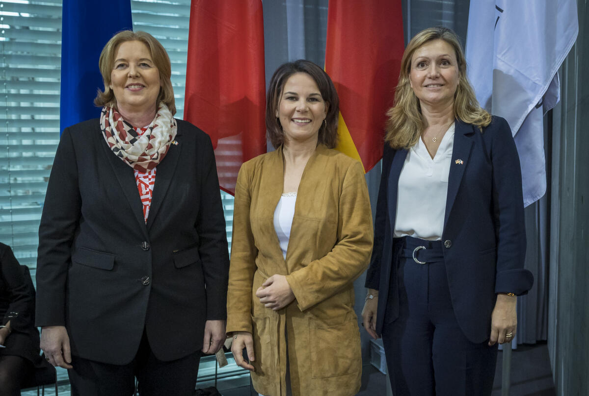 8. Sitzung der Deutsch-Französischen Parlamentarischen Versammlung (DFPV). Hier (vlnr) Bundestagspräsidentin Bärbel Bas, SPD, MdB, Bundesministerin des Auswärtigen Annalena Baerbock, Bündnis 90/Die Grünen, MdB, und die Präsidentin der französischen Assemblée nationale, Yaёl Braun-Pivet. Bas, Bärbel; Baerbock, Annalena 8. Sitzung der Deutsch-Französischen Parlamentarischen Versammlung (DFPV). Hier (vlnr) Bundestagspräsidentin Bärbel Bas, SPD, MdB, Bundesministerin des Auswärtigen Annalena Baerbock, Bündnis 90/Die Grünen, MdB, und die Präsidentin der französischen Assemblée nationale, Yaёl Braun-Pivet.