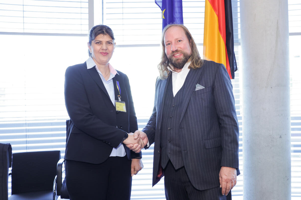 Gespräch des Ausschusses für die Angelegenheiten der Europäischen Union unter der Leitung des Vorsitzenden Dr. Anton Hofreiter (r), Bündnis 90/Die Grünen, MdB, mit der europäischen Generalstaatsanwältin, Laura Codruta Kövesi (l). Hofreiter, Anton Gespräch des Ausschusses für die Angelegenheiten der Europäischen Union unter der Leitung des Vorsitzenden Dr. Anton Hofreiter (r), Bündnis 90/Die Grünen, MdB, mit der europäischen Generalstaatsanwältin, Laura Codruta Kövesi (l).