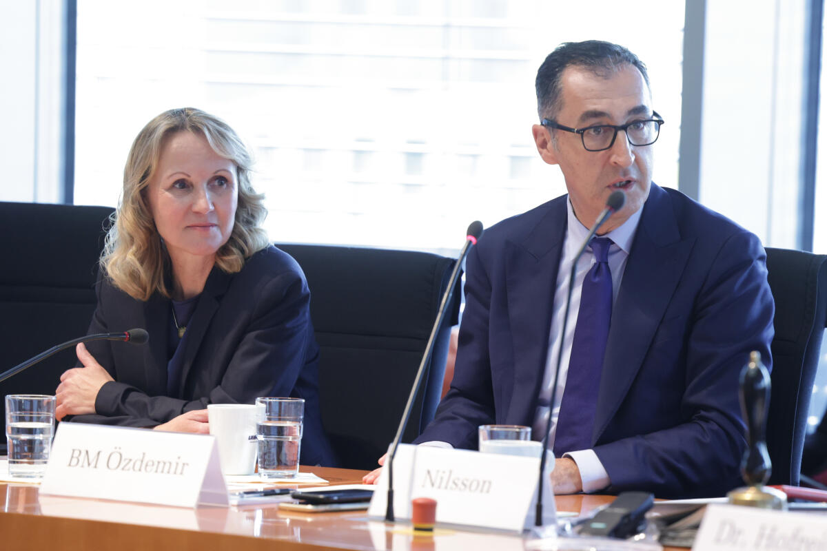 Gespräch des Ausschusses für die Angelegenheiten der Europäischen Union mit der Bundesministerin für Umwelt, Naturschutz, nukleare Sicherheit und Verbraucherschutz, Steffi Lemke (l), Bündnis 90/Die Grünen, MdB, und dem Bundesminister für Ernährung und Landwirtschaft, Cem Özdemir (r), Bündnis 90/Die Grünen, MdB. Özdemir, Cem; Lemke, Steffi Gespräch des Ausschusses für die Angelegenheiten der Europäischen Union mit der Bundesministerin für Umwelt, Naturschutz, nukleare Sicherheit und Verbraucherschutz, Steffi Lemke (l), Bündnis 90/Die Grünen, MdB, und dem Bundesminister für Ernährung und Landwirtschaft, Cem Özdemir (r), Bündnis 90/Die Grünen, MdB.