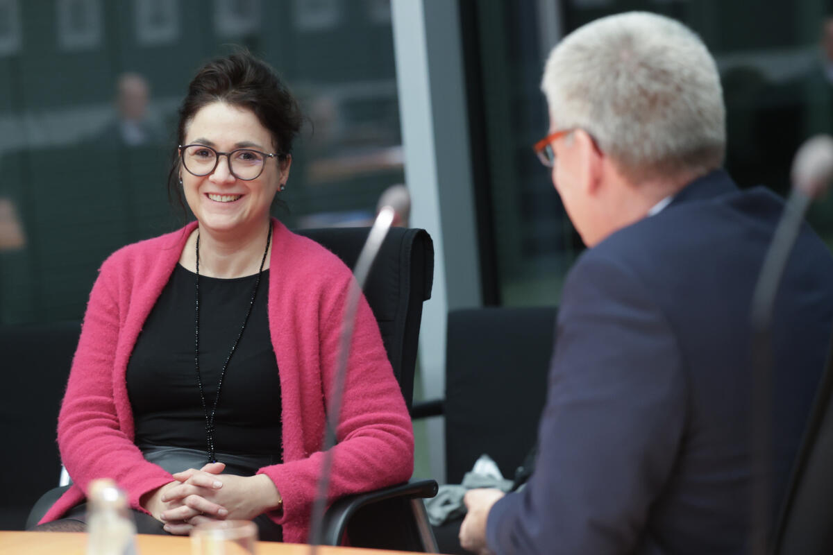 Staatsministerin beim Bundeskanzler Sarah Ryglewski (im Bild), SPD, MdB, zu Gast im parlamentarischen Beirat für nachhaltige Entwicklung unter Leitung des Vorsitzenden Helmut Kleebank, SPD, MdB. Ryglewski, Sarah Staatsministerin beim Bundeskanzler Sarah Ryglewski (im Bild), SPD, MdB, zu Gast im parlamentarischen Beirat für nachhaltige Entwicklung unter Leitung des Vorsitzenden Helmut Kleebank, SPD, MdB.