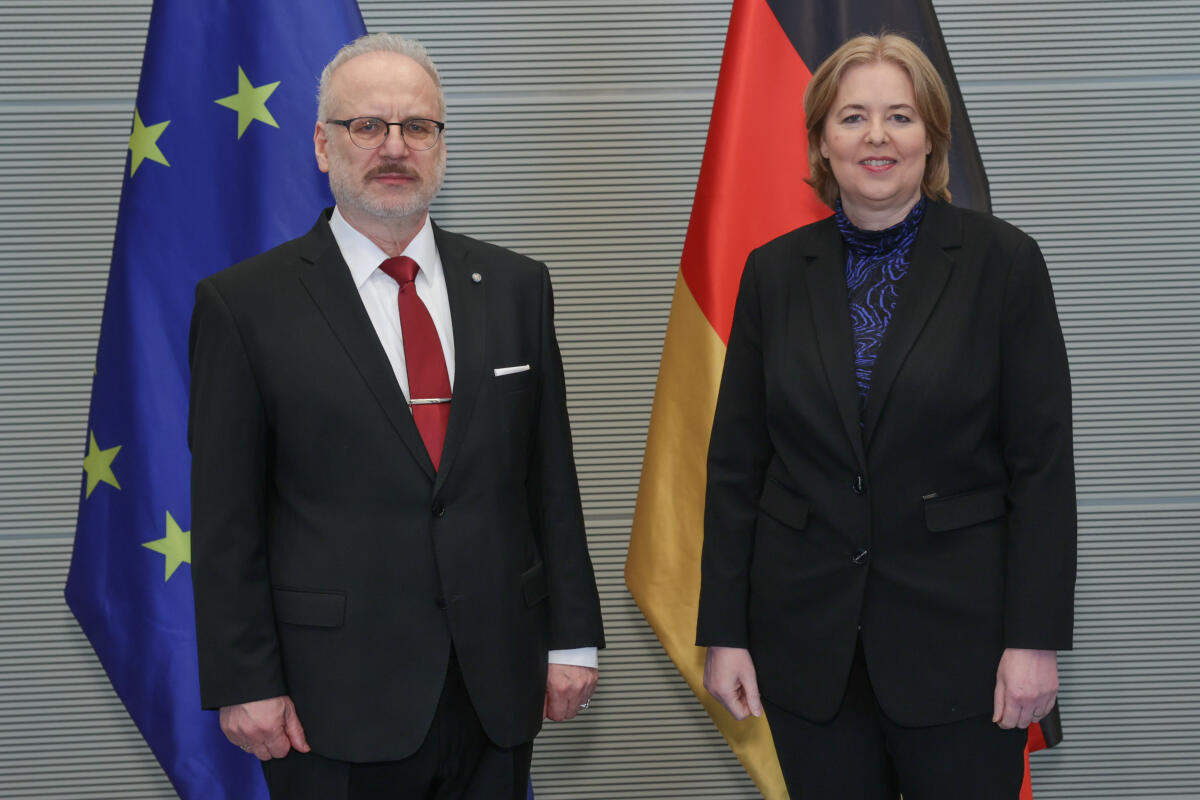Bundestagspräsidentin Bärbel Bas (r), SPD, MdB, empfängt den Präsidenten der Republik Lettland, Egils Levits (l), zu einem Gespräch. Bas, Bärbel Bundestagspräsidentin Bärbel Bas (r), SPD, MdB, empfängt den Präsidenten der Republik Lettland, Egils Levits (l), zu einem Gespräch.