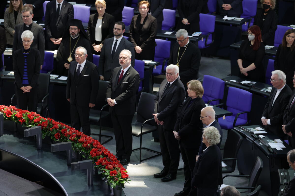 Bas, Bärbel Gedenkveranstaltung des Volksbundes Deutsche Kriegsgräberfürsorge zum Volkstrauertag am Sonntag, 13. November 2022.; Schweigeminute.; Vizepräsidentin des Bundesverfassungsgerichts, Prof. Dr. Doris König (v.l.), der Präsident des VDK, General a. D. Wolfgang Schneiderhan, Staatspräsident der Republik Lettland, Eglis Levits, Bundespräsident Frank-Walter Steinmeier, Bundestagspräsidentin Bärbel Bas, der Präsident des Bundesrates, Peter Tschentscher und die Bundesministerin der Verteidigung, Christine Lambrecht.