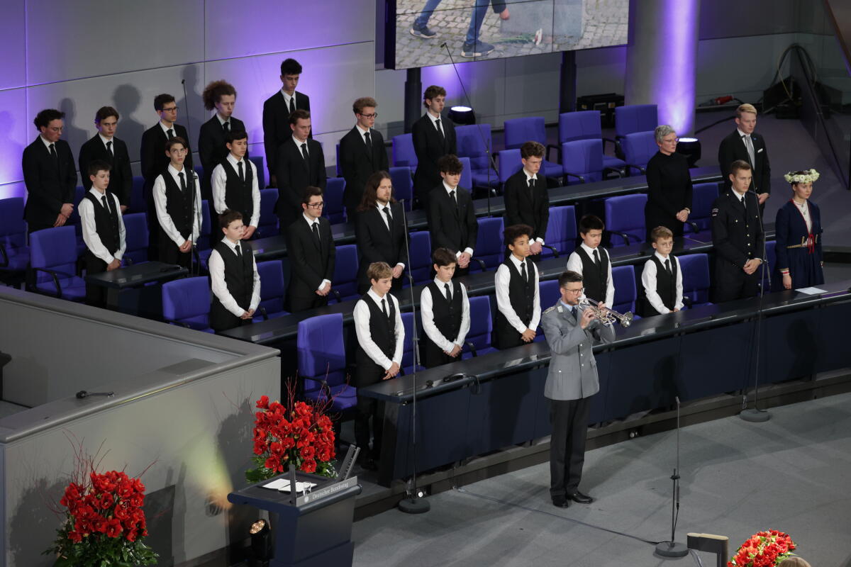  Gedenkveranstaltung des Volksbundes Deutsche Kriegsgräberfürsorge zum Volkstrauertag am Sonntag, 13. November 2022.; Das deutsche Totensignal „Der gute Kamerad“, wurde von Solotrompeter Hauptfeldwebel Patrick Lorbach vom Musikkorps der Bundeswehr in Siegburg vorgetragen. Im Hintergrund der Hamburger Knabenchor.