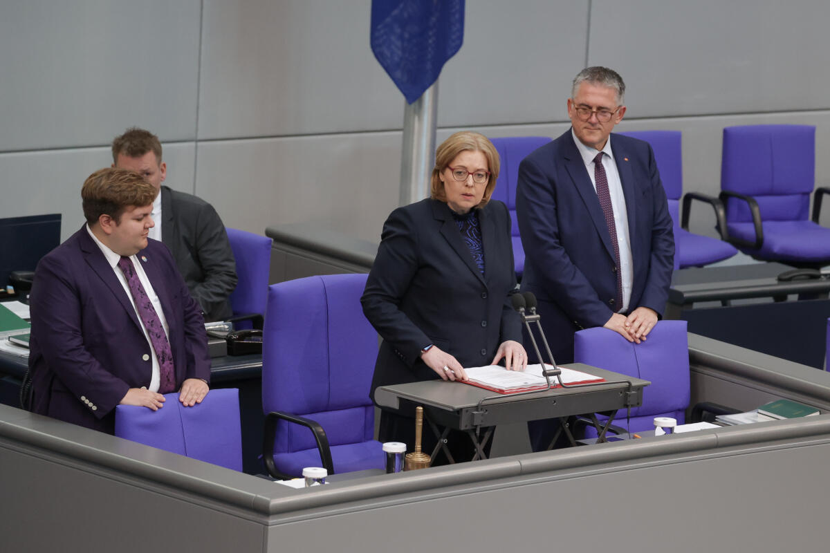 Bundestagspräsidentin Bärbel Bas während der Trauerrede im Deutschen Bundestag.; Gedenken an Werner Schulz, Bündnis 90/Die Grünen. Schulz verstarb am 09. November 2022.; Schriftführer rechts und links der Präsidentin Bas, Bärbel Bundestagspräsidentin Bärbel Bas während der Trauerrede im Deutschen Bundestag.; Gedenken an Werner Schulz, Bündnis 90/Die Grünen. Schulz verstarb am 09. November 2022.; Schriftführer rechts und links der Präsidentin