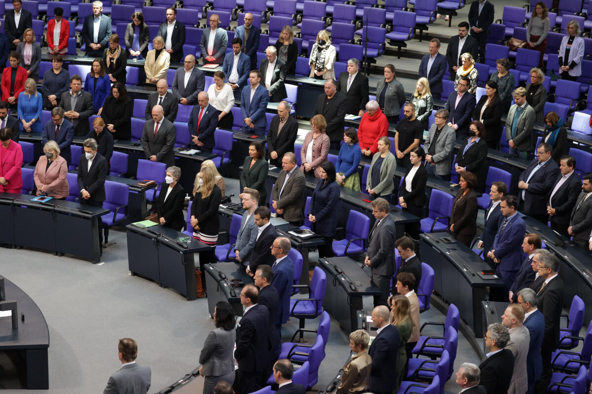 Gedenken an Werner Schulz, Bündnis 90/Die Grünen. Schulz verstarb am 09. November 2022. Die Abgeordneten des Deutschen Bundestages erheben sich in Gedenken an Werner Schulz.; Blick in den Plenarsaal Gedenken an Werner Schulz, Bündnis 90/Die Grünen. Schulz verstarb am 09. November 2022. Die Abgeordneten des Deutschen Bundestages erheben sich in Gedenken an Werner Schulz.; Blick in den Plenarsaal