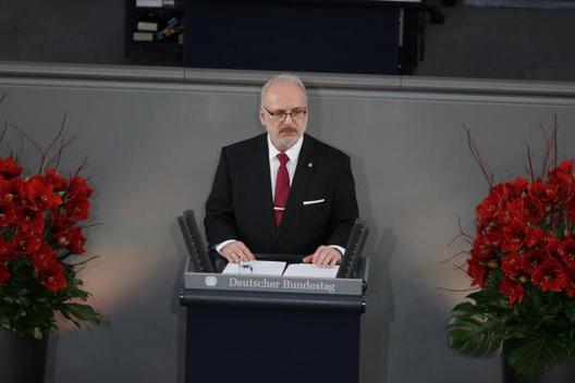 Levits, Egils Reichstagsgebäude, Plenarsaalebene