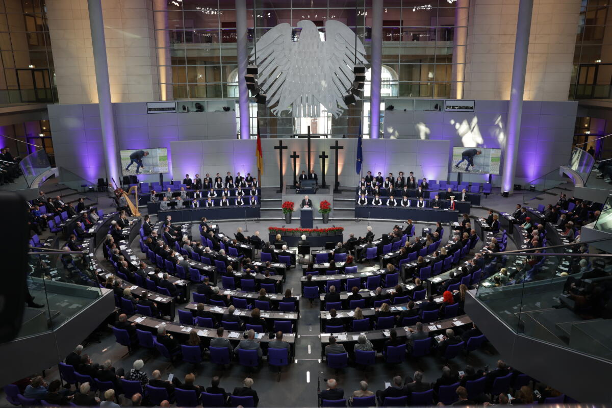 Blick auf den Plenarsaal während der zentralen Gedenkveranstaltung zum Volkstrauertag am 13. November 2022. Blick auf den Plenarsaal während der zentralen Gedenkveranstaltung zum Volkstrauertag am 13. November 2022.