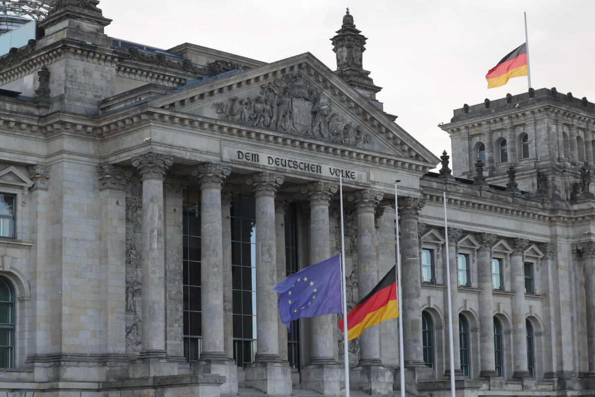  Die Fahnen vor dem Reichstagsgebäude wehen auf Halbmast. Gedenken an den ehemaligen Abgeordneten Werner Gustav Schulz (Bündnis 90/Die Grünen). Schulz verstarb am 09. November 2022