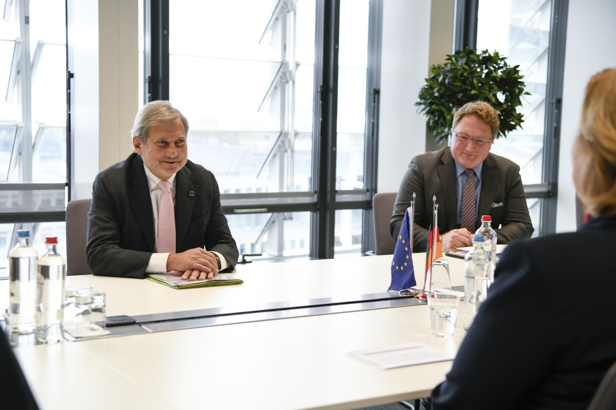  Bundestagspräsidentin Bärbel Bas, SPD, MdB, reist zu Gesprächen nach Brüssel. Hier mit dem für den EU-Haushalt und die Verwaltung zuständigen Kommissar Johannes Hahn (l).