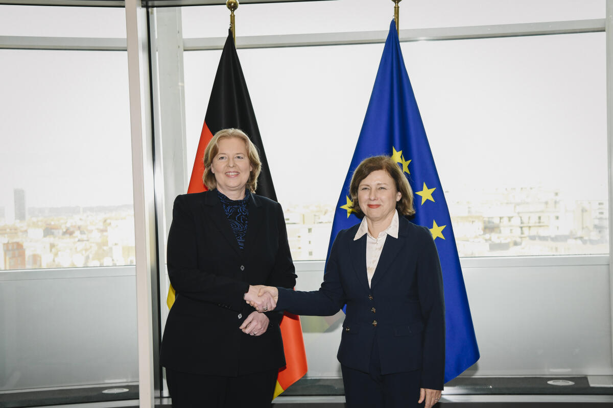 Bas, Bärbel Bundestagspräsidentin Bärbel Bas (l), SPD, MdB, reist zu Gesprächen nach Brüssel. Hier mit der Vizepräsidentin der Europäischen Kommission für Werte und Transparenz, Vera Jourová (r).