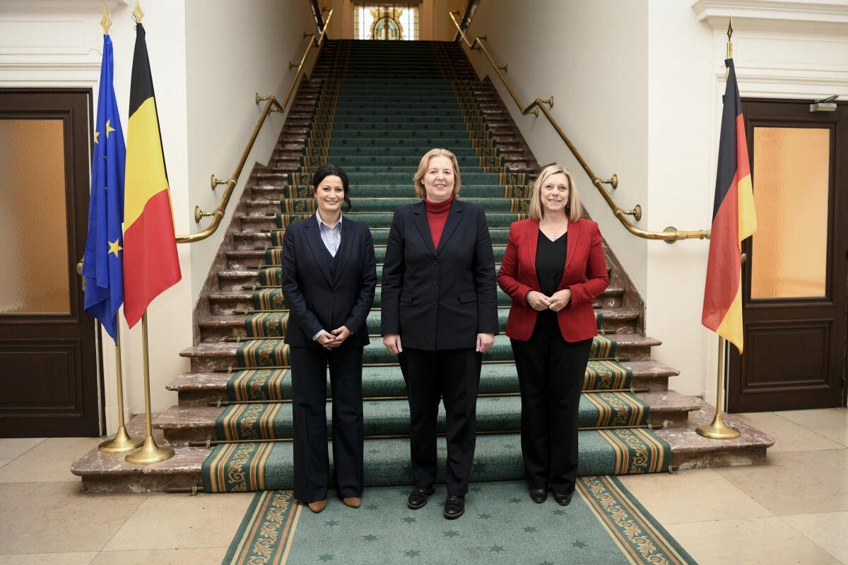 Bas, Bärbel Bundestagspräsidentin Bärbel Bas (m), SPD, MdB, reist zu Gesprächen nach Brüssel. Hier mit der Präsidentin der belgischen Abgeordnetenkammer, Éliane Tillieux (r), und der Präsidentin des belgischen Senats, Stephanie D'Hose (l).