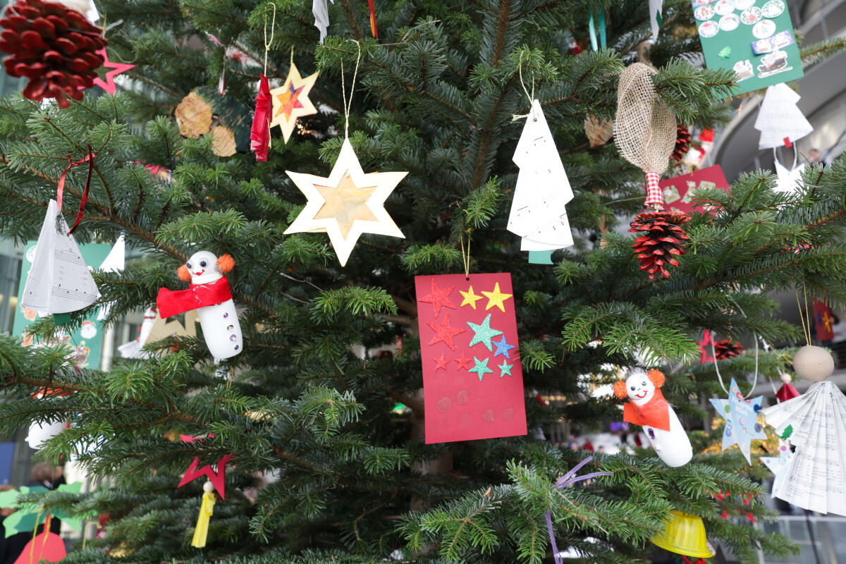 Bundestagspräsidentin Bärbel Bas, SPD, MdB, nimmt einen Weihnachtsbaum der Bundesvereinigung Lebenshilfe e.V. entgegen. Der Schmuck für diesen Baum wurde von Menschen mit und ohne Behinderung aus der Lebenshilfe Mettmann aus Ratingen hergestellt. Blick auf den Baumschmuck. Bundestagspräsidentin Bärbel Bas, SPD, MdB, nimmt einen Weihnachtsbaum der Bundesvereinigung Lebenshilfe e.V. entgegen. Der Schmuck für diesen Baum wurde von Menschen mit und ohne Behinderung aus der Lebenshilfe Mettmann aus Ratingen hergestellt. Blick auf den Baumschmuck.