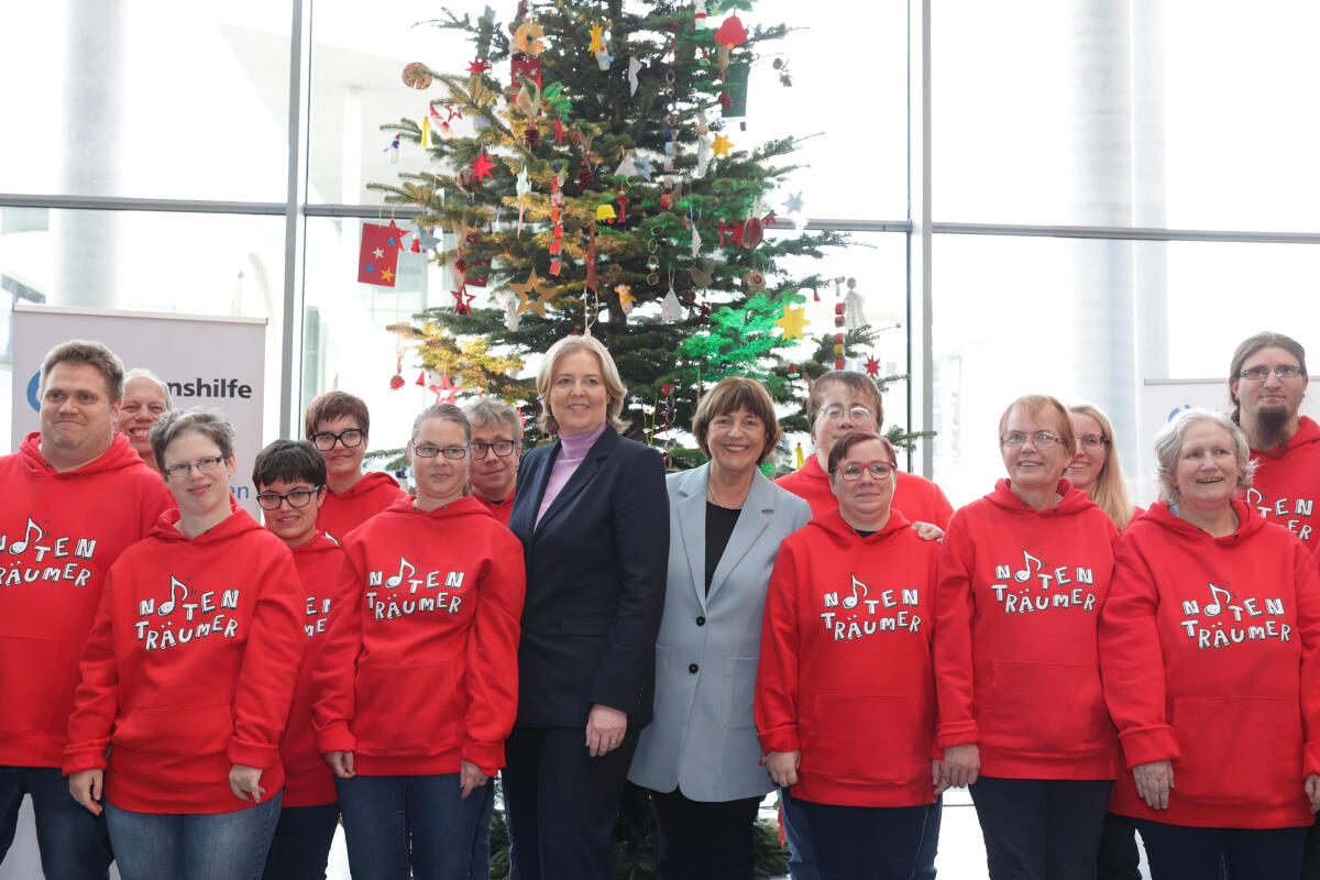 Bundestagspräsidentin Bärbel Bas (1. Reihe 4vl), SPD, MdB, nimmt einen Weihnachtsbaum der Bundesvereinigung Lebenshilfe e.V. entgegen. Hier mit Ulla Schmidt (1. Reihe 4vr), Bundesvorsitzende der Bundesvereinigung Lebenshilfe und Bundestagsvizepräsidentin a. D. und dem Chor „Die Notenträumer“ der Lebenshilfe Hildesheim. Bas, Bärbel; Schmidt, Ulla Bundestagspräsidentin Bärbel Bas (1. Reihe 4vl), SPD, MdB, nimmt einen Weihnachtsbaum der Bundesvereinigung Lebenshilfe e.V. entgegen. Hier mit Ulla Schmidt (1. Reihe 4vr), Bundesvorsitzende der Bundesvereinigung Lebenshilfe und Bundestagsvizepräsidentin a. D. und dem Chor „Die Notenträumer“ der Lebenshilfe Hildesheim.