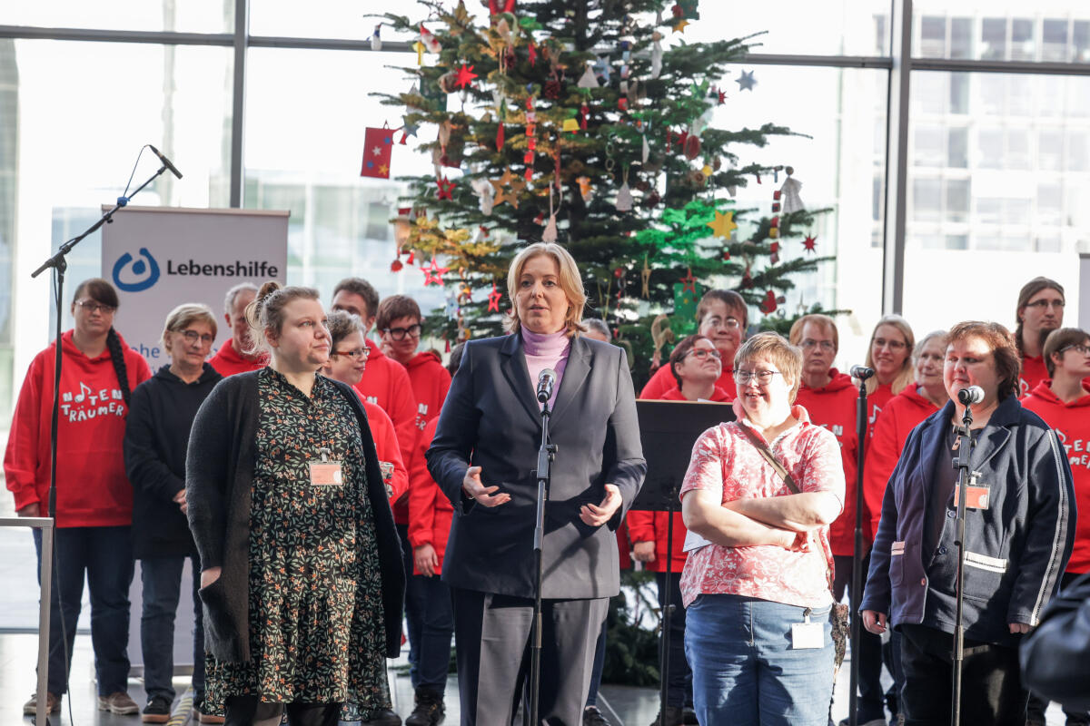 Bundestagspräsidentin Bärbel Bas (1. Reihe 2vl), SPD, MdB, nimmt einen Weihnachtsbaum der Bundesvereinigung Lebenshilfe e.V. entgegen. Bas, Bärbel Bundestagspräsidentin Bärbel Bas (1. Reihe 2vl), SPD, MdB, nimmt einen Weihnachtsbaum der Bundesvereinigung Lebenshilfe e.V. entgegen.