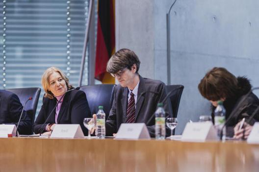 Bas, Bärbel Marie-Elisabeth-Lüders-Haus, Anhörungssaal