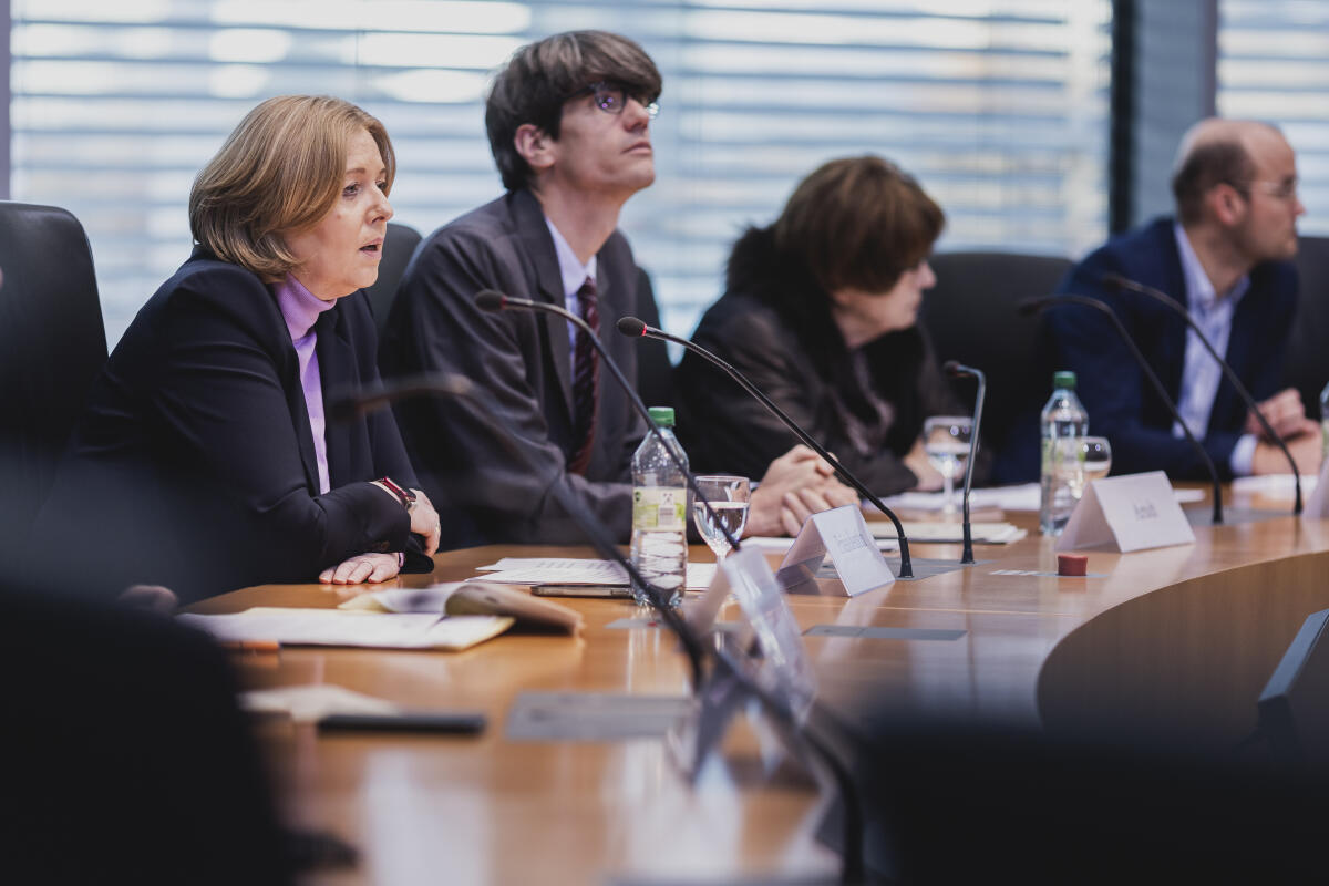 Im Rahmen der Veranstaltungsreihe „Forum W“ diskutieren Gisela Erler (2vr), ehemalige Staatsrätin für Zivilgesellschaft und Bürgerbeteiligung in Baden-Württemberg, und Prof. Dr. Florian Meinel (r), Professor für Staatstheorie, Politische Wissenschaften und Vergleichendes Staatsrecht an der Universität Göttingen über das Thema: „Bürgerräte – Instrument der Bürgerbeteiligung in der repräsentativen Demokratie“.; Einleitende Worte spricht Bundestagspräsidentin Bärbel Bas (l), SPD, MdB. Bas, Bärbel Im Rahmen der Veranstaltungsreihe „Forum W“ diskutieren Gisela Erler (2vr), ehemalige Staatsrätin für Zivilgesellschaft und Bürgerbeteiligung in Baden-Württemberg, und Prof. Dr. Florian Meinel (r), Professor für Staatstheorie, Politische Wissenschaften und Vergleichendes Staatsrecht an der Universität Göttingen über das Thema: „Bürgerräte – Instrument der Bürgerbeteiligung in der repräsentativen Demokratie“.; Einleitende Worte spricht Bundestagspräsidentin Bärbel Bas (l), SPD, MdB.