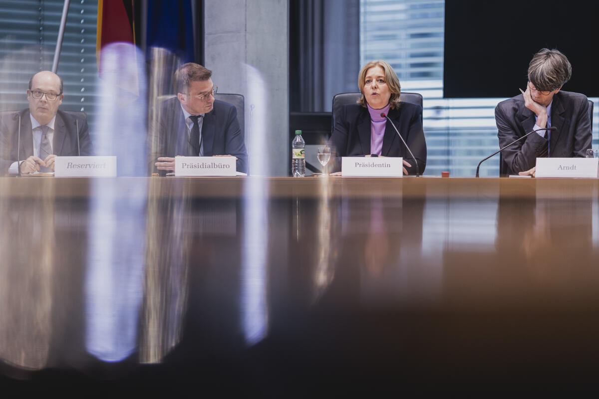 Im Rahmen der Veranstaltungsreihe „Forum W“ diskutieren Gisela Erler, ehemalige Staatsrätin für Zivilgesellschaft und Bürgerbeteiligung in Baden-Württemberg, und Prof. Dr. Florian Meinel, Professor für Staatstheorie, Politische Wissenschaften und Vergleichendes Staatsrecht an der Universität Göttingen über das Thema: „Bürgerräte – Instrument der Bürgerbeteiligung in der repräsentativen Demokratie“.; Einleitende Worte spricht Bundestagspräsidentin Bärbel Bas (2vr), SPD, MdB. Bas, Bärbel Im Rahmen der Veranstaltungsreihe „Forum W“ diskutieren Gisela Erler, ehemalige Staatsrätin für Zivilgesellschaft und Bürgerbeteiligung in Baden-Württemberg, und Prof. Dr. Florian Meinel, Professor für Staatstheorie, Politische Wissenschaften und Vergleichendes Staatsrecht an der Universität Göttingen über das Thema: „Bürgerräte – Instrument der Bürgerbeteiligung in der repräsentativen Demokratie“.; Einleitende Worte spricht Bundestagspräsidentin Bärbel Bas (2vr), SPD, MdB.