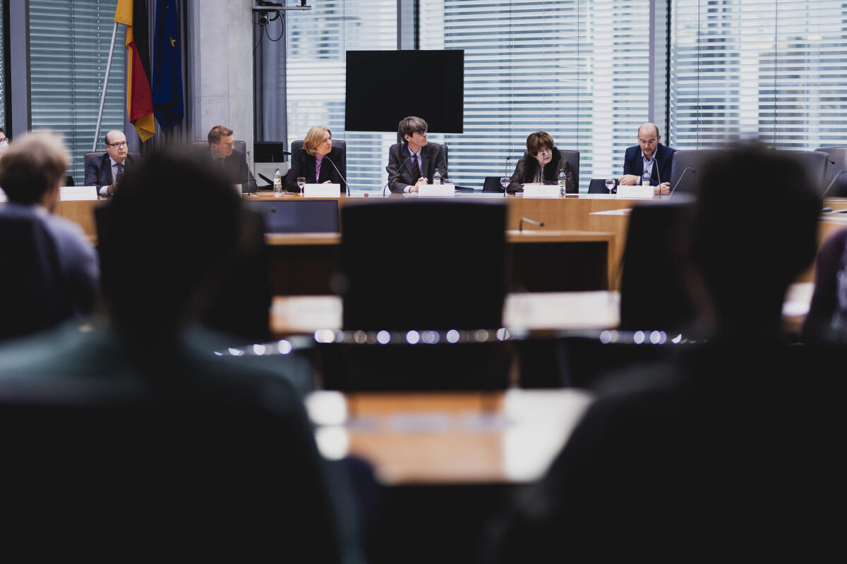 Im Rahmen der Veranstaltungsreihe „Forum W“ diskutieren Gisela Erler (2vr), ehemalige Staatsrätin für Zivilgesellschaft und Bürgerbeteiligung in Baden-Württemberg, und Prof. Dr. Florian Meinel (r), Professor für Staatstheorie, Politische Wissenschaften und Vergleichendes Staatsrecht an der Universität Göttingen über das Thema: „Bürgerräte – Instrument der Bürgerbeteiligung in der repräsentativen Demokratie“.; Einleitende Worte spricht Bundestagspräsidentin Bärbel Bas (3vl), SPD, MdB. Bas, Bärbel Im Rahmen der Veranstaltungsreihe „Forum W“ diskutieren Gisela Erler (2vr), ehemalige Staatsrätin für Zivilgesellschaft und Bürgerbeteiligung in Baden-Württemberg, und Prof. Dr. Florian Meinel (r), Professor für Staatstheorie, Politische Wissenschaften und Vergleichendes Staatsrecht an der Universität Göttingen über das Thema: „Bürgerräte – Instrument der Bürgerbeteiligung in der repräsentativen Demokratie“.; Einleitende Worte spricht Bundestagspräsidentin Bärbel Bas (3vl), SPD, MdB.