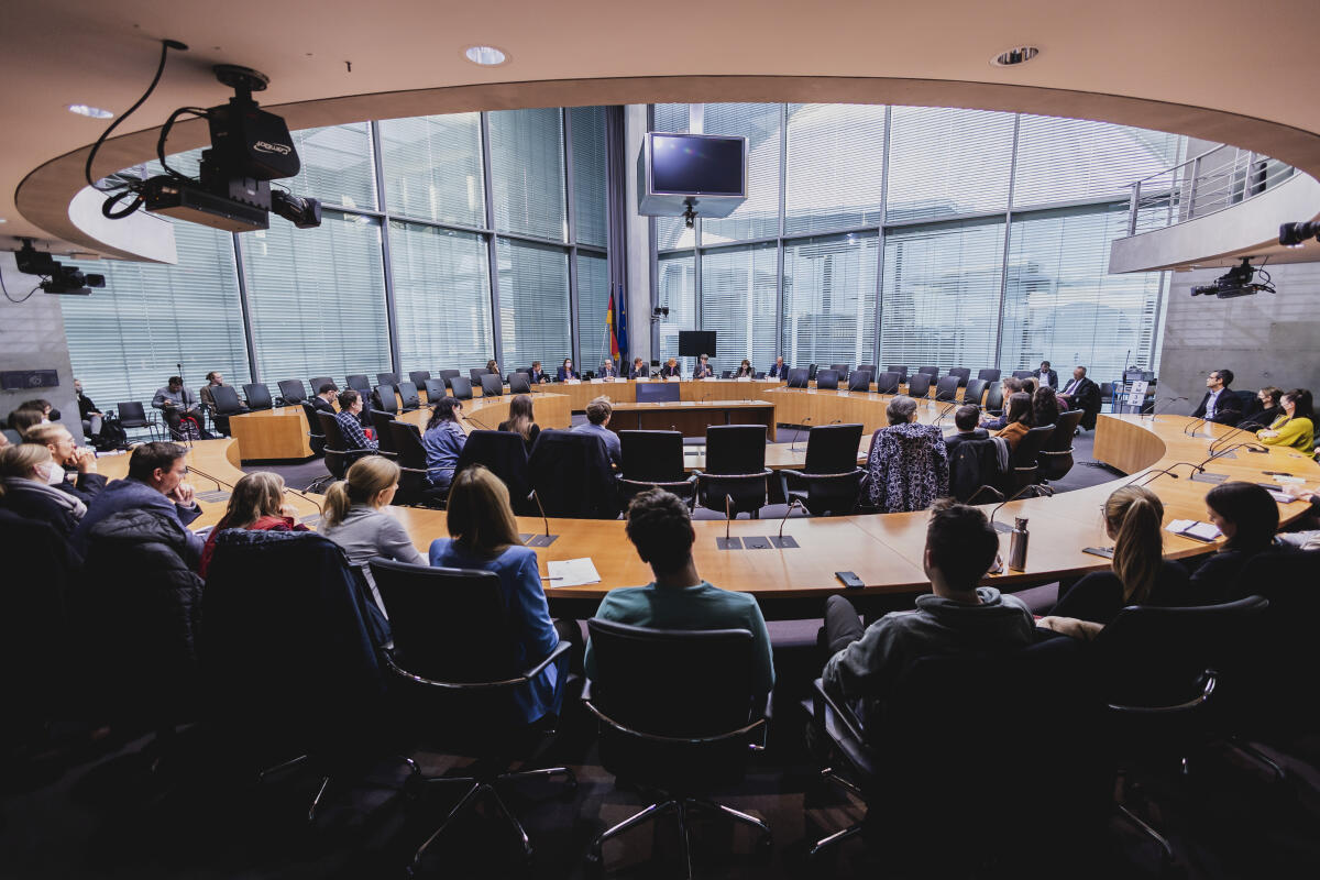 Im Rahmen der Veranstaltungsreihe „Forum W“ diskutieren Gisela Erler, ehemalige Staatsrätin für Zivilgesellschaft und Bürgerbeteiligung in Baden-Württemberg, und Prof. Dr. Florian Meinel, Professor für Staatstheorie, Politische Wissenschaften und Vergleichendes Staatsrecht an der Universität Göttingen über das Thema: „Bürgerräte – Instrument der Bürgerbeteiligung in der repräsentativen Demokratie“. Einleitende Worte spricht Bundestagspräsidentin Bärbel Bas, SPD, MdB. Blick in den Saal. Im Rahmen der Veranstaltungsreihe „Forum W“ diskutieren Gisela Erler, ehemalige Staatsrätin für Zivilgesellschaft und Bürgerbeteiligung in Baden-Württemberg, und Prof. Dr. Florian Meinel, Professor für Staatstheorie, Politische Wissenschaften und Vergleichendes Staatsrecht an der Universität Göttingen über das Thema: „Bürgerräte – Instrument der Bürgerbeteiligung in der repräsentativen Demokratie“. Einleitende Worte spricht Bundestagspräsidentin Bärbel Bas, SPD, MdB. Blick in den Saal.