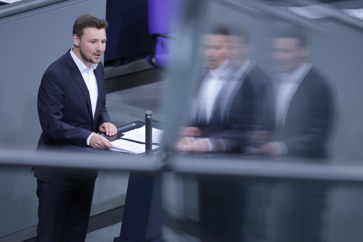 Kevin Leiser, SPD, MdB, hält eine Rede zu TOP 1 Epl. 14 „Verteidigung“ im Plenum. Leiser, Kevin Kevin Leiser, SPD, MdB, hält eine Rede zu TOP 1 Epl. 14 „Verteidigung“ im Plenum.