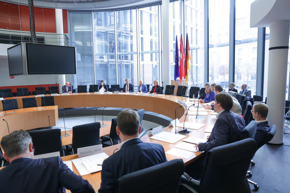 Bundestagspräsidentin Bärbel Bas, SPD, MdB, konstituiert das Gremium gemäß Artikel 13 Absatz 6 Grundgesetz. Blick in Saal. Bundestagspräsidentin Bärbel Bas, SPD, MdB, konstituiert das Gremium gemäß Artikel 13 Absatz 6 Grundgesetz. Blick in Saal.