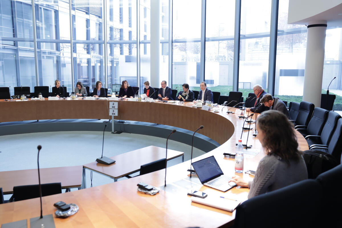 Die Vizepräsidentin der Europäischen Kommission, Dubravka Šuica, zu Gast im Ausschuss für die Angelegenheiten der Europäischen Union. Blick in den Saal. Die Vizepräsidentin der Europäischen Kommission, Dubravka Šuica, zu Gast im Ausschuss für die Angelegenheiten der Europäischen Union. Blick in den Saal.
