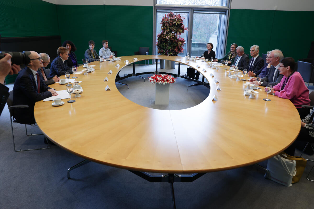 Bundestagsvizepräsidentin Petra Pau, Die Linke., MdB, empfängt die Bundesratspräsidentin der Republik Österreich, Korinna Schumann, zu einem Gespräch. Blick in den Saal. Bundestagsvizepräsidentin Petra Pau, Die Linke., MdB, empfängt die Bundesratspräsidentin der Republik Österreich, Korinna Schumann, zu einem Gespräch. Blick in den Saal.