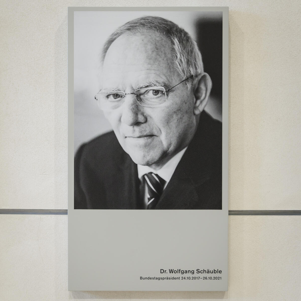  Portrait von Bundestagspräsident a. D. Dr. Wolfgang Schäuble, CDU/CSU, MdB, aus der Ahnengalerie im Vorraum des Empfangsraumes.