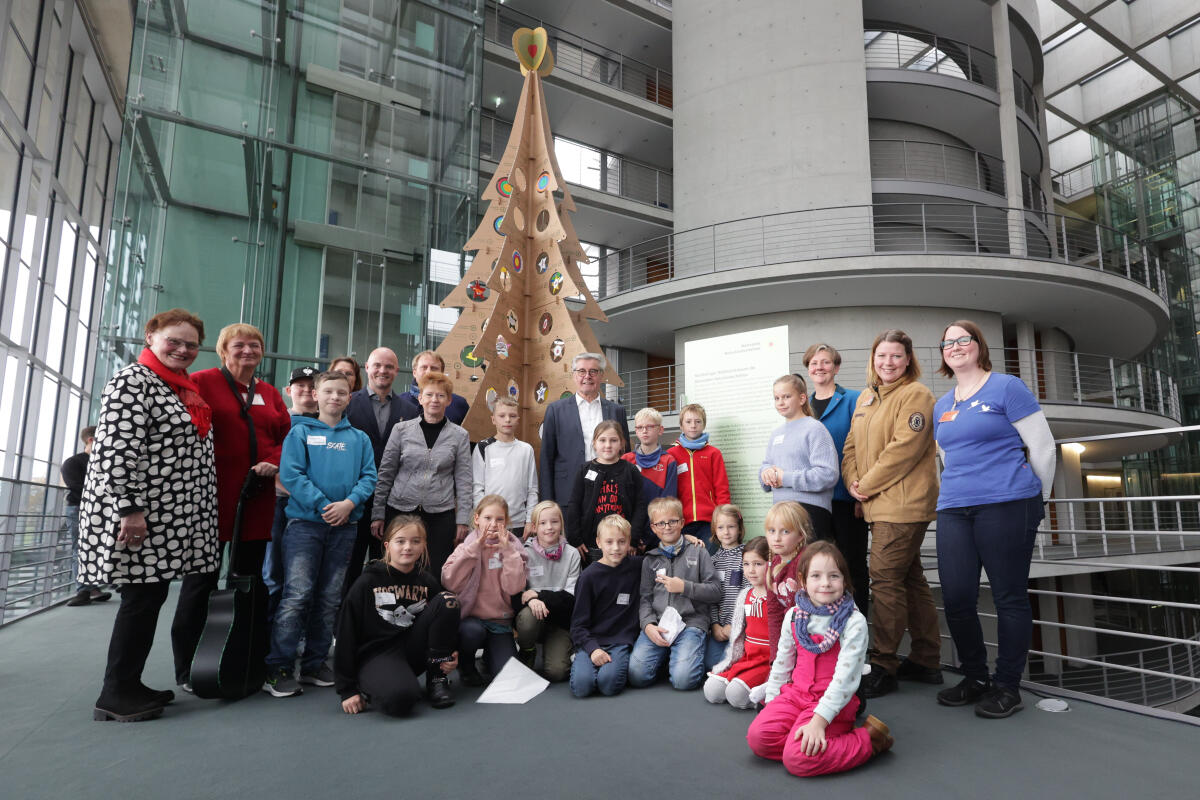 Bundestagsvizepräsidentin Petra Pau, Die Linke., MdB, nimmt den Weihnachtsbaum des Verbandes Deutscher Naturparke e.V. entgegen. Gruppenfoto. Pau, Petra Bundestagsvizepräsidentin Petra Pau, Die Linke., MdB, nimmt den Weihnachtsbaum des Verbandes Deutscher Naturparke e.V. entgegen. Gruppenfoto.