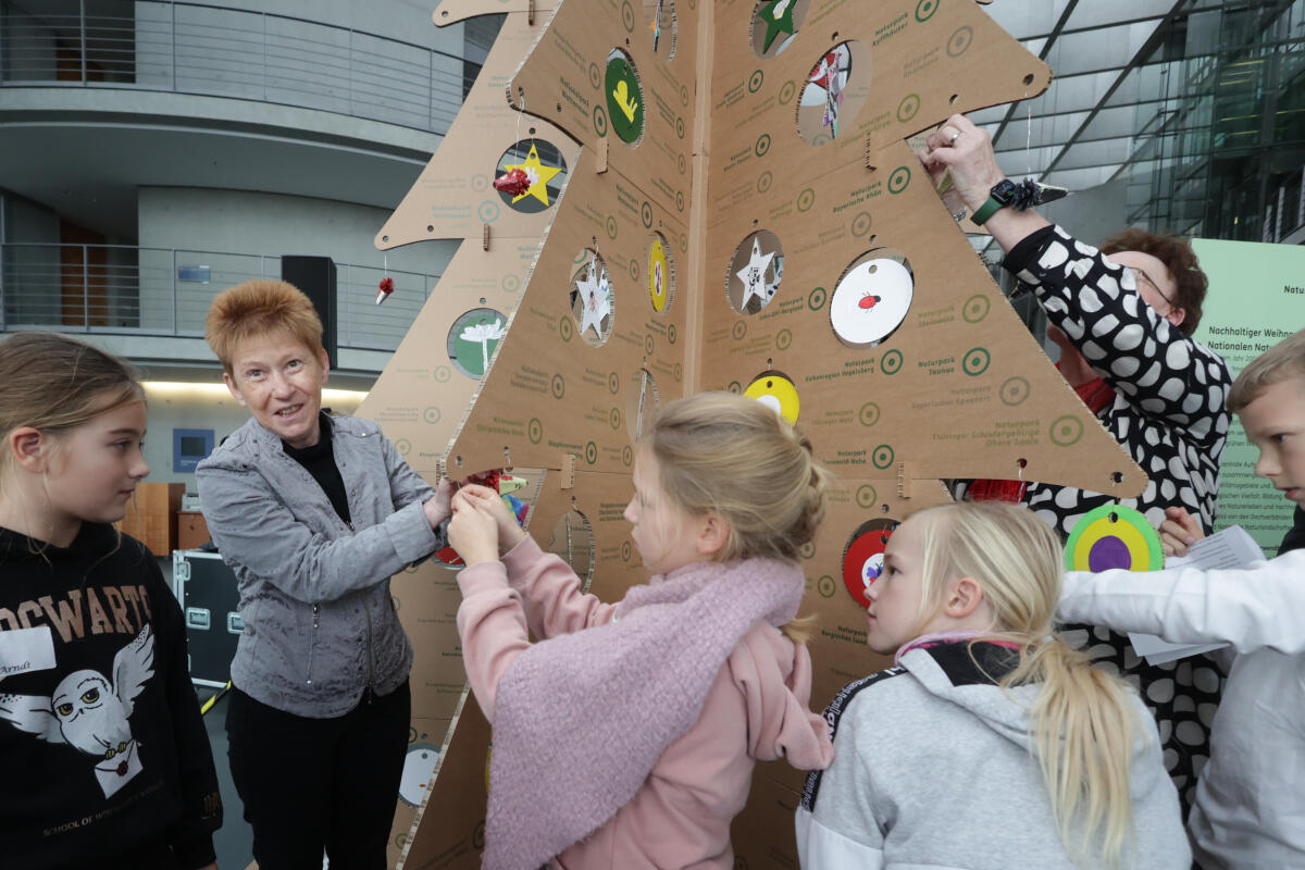Bundestagsvizepräsidentin Petra Pau (2vl), Die Linke., MdB, nimmt den Weihnachtsbaum des Verbandes Deutscher Naturparke e.V. entgegen. Pau, Petra Bundestagsvizepräsidentin Petra Pau (2vl), Die Linke., MdB, nimmt den Weihnachtsbaum des Verbandes Deutscher Naturparke e.V. entgegen.