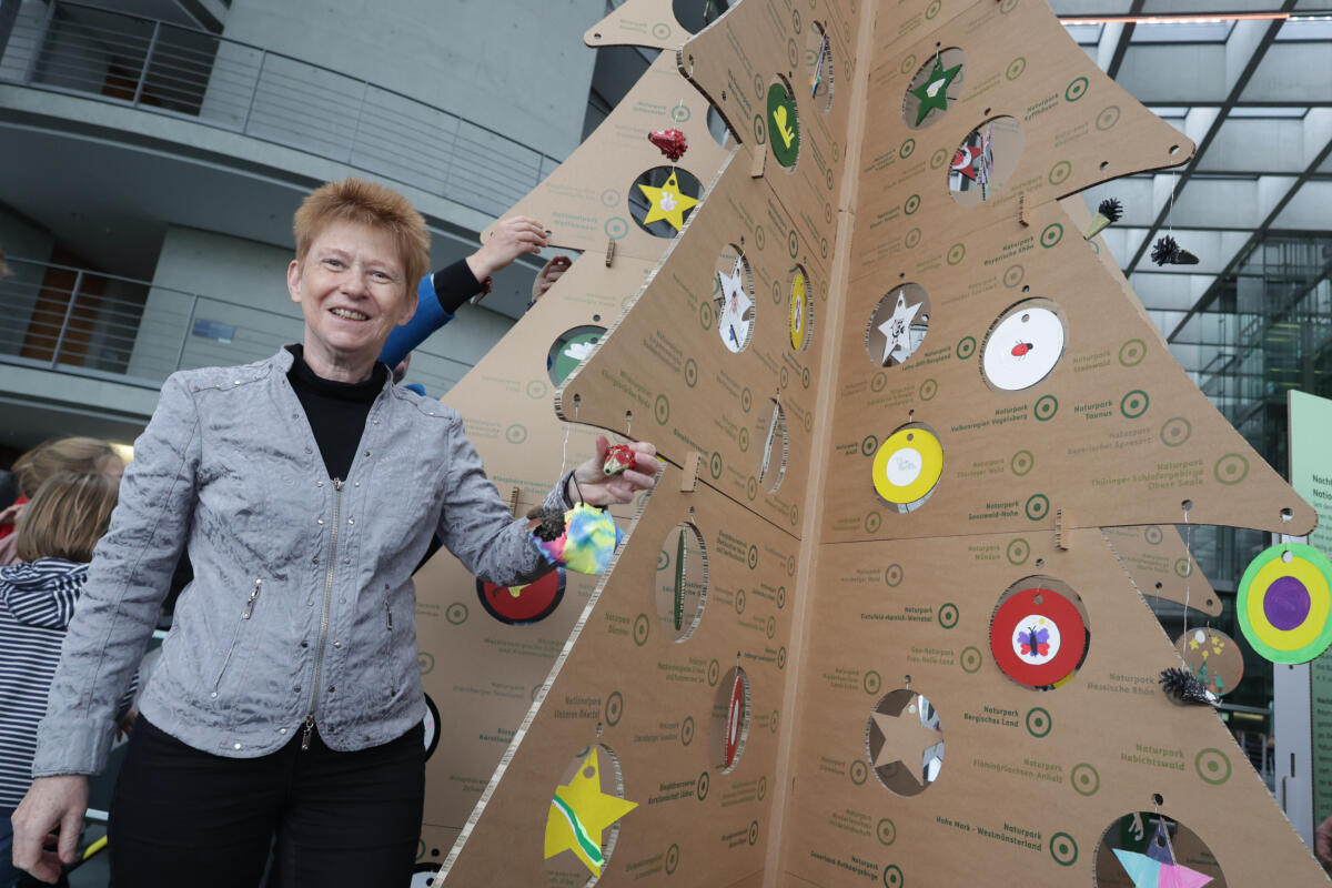Bundestagsvizepräsidentin Petra Pau (im Bild), Die Linke., MdB, nimmt den Weihnachtsbaum des Verbandes Deutscher Naturpark e.V. entgegen. Pau, Petra Bundestagsvizepräsidentin Petra Pau (im Bild), Die Linke., MdB, nimmt den Weihnachtsbaum des Verbandes Deutscher Naturpark e.V. entgegen.
