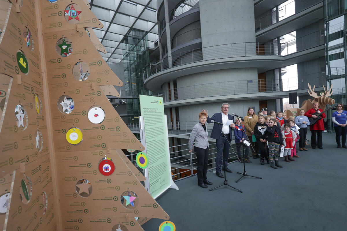 Bundestagsvizepräsidentin Petra Pau (l), Die Linke., MdB, nimmt den Weihnachtsbaum des Verbandes Deutscher Naturparke e.V. entgegen. Pau, Petra Bundestagsvizepräsidentin Petra Pau (l), Die Linke., MdB, nimmt den Weihnachtsbaum des Verbandes Deutscher Naturparke e.V. entgegen.