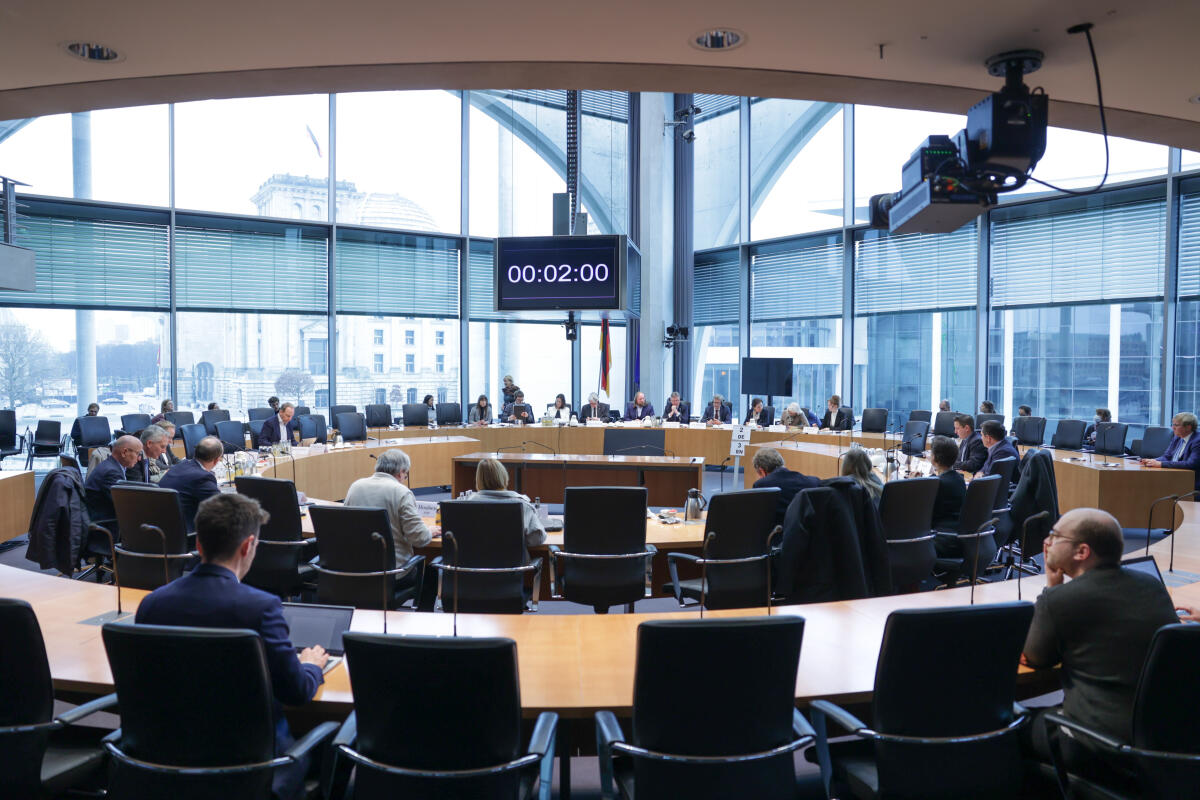 Gemeinsames Gespräch des Europaausschusses und des Wirtschaftsausschusses mit dem EU-Kommissar für Binnenmarkt und Dienstleistungen, Thierry Breton. Blick in den Saal. Hofreiter, Anton; Grosse-Brömer, Michael Gemeinsames Gespräch des Europaausschusses und des Wirtschaftsausschusses mit dem EU-Kommissar für Binnenmarkt und Dienstleistungen, Thierry Breton. Blick in den Saal.