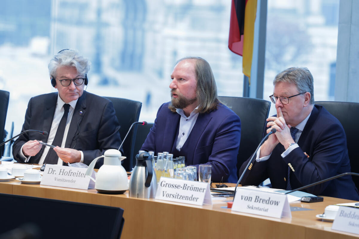 Hofreiter, Anton; Grosse-Brömer, Michael Gemeinsames Gespräch des Europaausschusses und des Wirtschaftsausschusses mit dem EU-Kommissar für Binnenmarkt und Dienstleistungen, Thierry Breton (l), unter Leitung der Vorsitzenden Dr. Anton Hofreiter (m), Bündnis 90/Die Grüne, MdB, und Michael Grosse-Brömer (r), CDU/CSU, MdB.